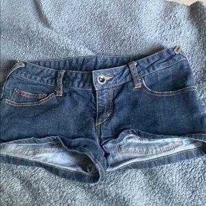 Dark jean shorts Sits below the belly button